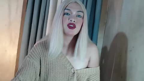 DANIELLA - DONT FORGET TO GIVE ME A THUMBSU UP online show from 30, 4, 2026