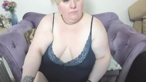 Snapshot of fashiona chatting on 25, 4, 2026 fashiona online show from 25, 4, 2026