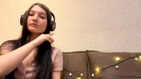 Snapshot of faustinabartosh chatting on 17, 12, 2025 Aurora 18yo online show from 17, 12, 2025