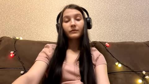 Snapshot of faustinabartosh chatting on 19, 12, 2025 Aurora 18yo online show from 19, 12, 2025