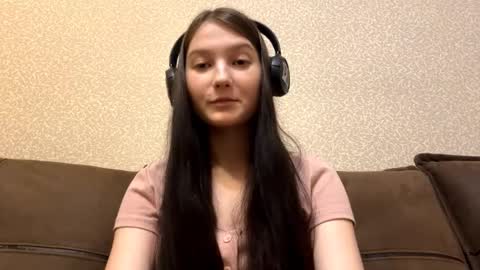 Snapshot of faustinabartosh chatting on 22, 12, 2025 Aurora 18yo online show from 22, 12, 2025