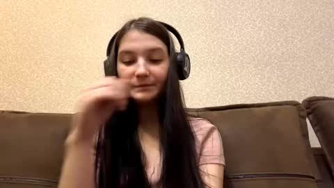 Snapshot of faustinabartosh chatting on 23, 12, 2025 Aurora 18yo online show from 23, 12, 2025