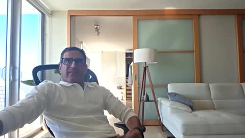 Snapshot of fdavoudi chatting on 31, 10, 2025 Miami Persian online show from 31, 10, 2025