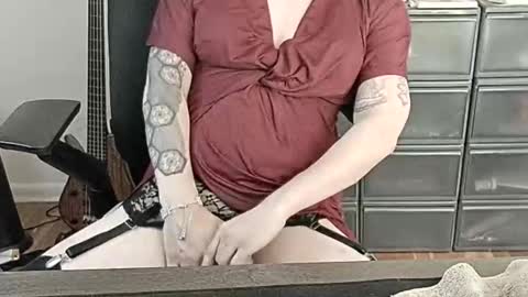 Snapshot of femme_mystique chatting on 11, 11, 2025 femme_mystique online show from 11, 11, 2025