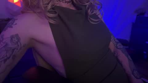 Snapshot of femme_mystique chatting on 22, 12, 2025 femme_mystique online show from 22, 12, 2025