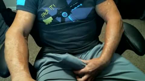 Snapshot of fitguy40 chatting on 22, 4, 2026 fitguy40 online show from 22, 4, 2026