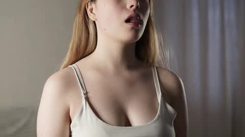 Snapshot of flirtyvibe chatting on 14, 10, 2025 Mila online show from 14, 10, 2025