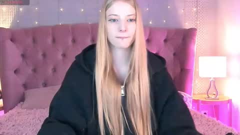 Snapshot of fluffy_ice chatting on 19, 9, 2025 Mia online show from 19, 9, 2025