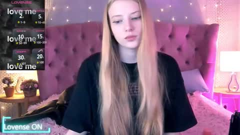 Snapshot of fluffy_ice chatting on 20, 9, 2025 Mia online show from 20, 9, 2025