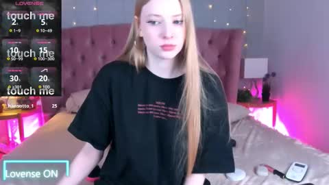 Snapshot of fluffy_ice chatting on 24, 10, 2025 Mia online show from 24, 10, 2025