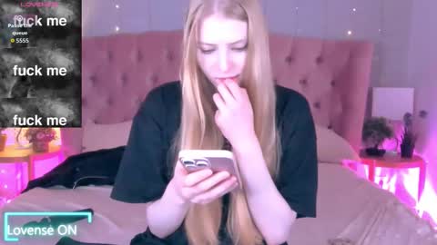 Snapshot of fluffy_ice chatting on 25, 10, 2025 Mia online show from 25, 10, 2025