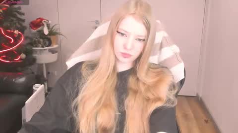 Snapshot of fluffy_ice chatting on 17, 12, 2025 Mia online show from 17, 12, 2025