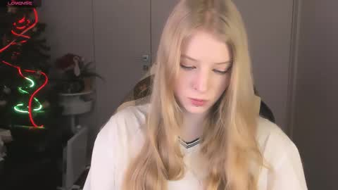 Snapshot of fluffy_ice chatting on 18, 12, 2025 Mia online show from 18, 12, 2025