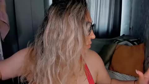 Snapshot of foxxxy__lady chatting on 25, 10, 2025 Kris online show from 25, 10, 2025