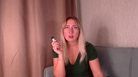 Snapshot of foxydiamond2020 chatting on 5, 10, 2025 Milena online show from 5, 10, 2025
