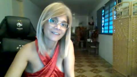Snapshot of francelune chatting on 18, 12, 2025 francelune online show from 18, 12, 2025