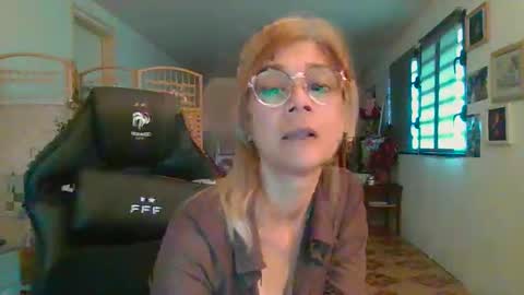 Snapshot of francelune chatting on 20, 12, 2025 francelune online show from 20, 12, 2025