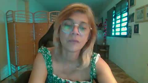 Snapshot of francelune chatting on 6, 1, 2026 francelune online show from 6, 1, 2026