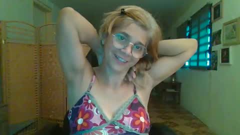 Snapshot of francelune chatting on 7, 1, 2026 francelune online show from 7, 1, 2026