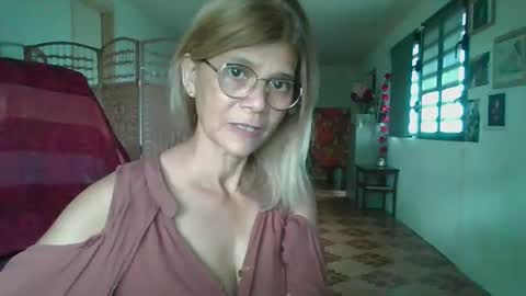 Snapshot of francelune chatting on 9, 1, 2026 francelune online show from 9, 1, 2026