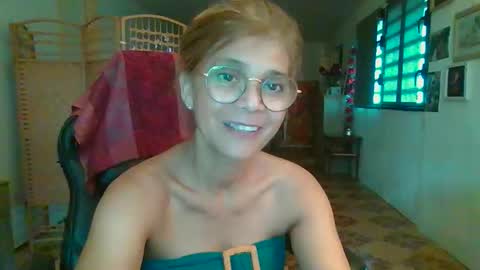Snapshot of francelune chatting on 13, 1, 2026 francelune online show from 13, 1, 2026