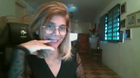 Snapshot of francelune chatting on 14, 1, 2026 francelune online show from 14, 1, 2026