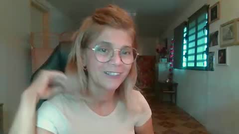 Snapshot of francelune chatting on 18, 1, 2026 francelune online show from 18, 1, 2026