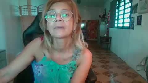 Snapshot of francelune chatting on 19, 1, 2026 francelune online show from 19, 1, 2026