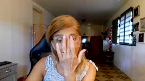 Snapshot of francelune chatting on 7, 2, 2026 francelune online show from 7, 2, 2026