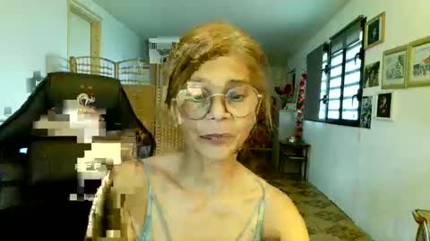 Snapshot of francelune chatting on 9, 2, 2026 francelune online show from 9, 2, 2026
