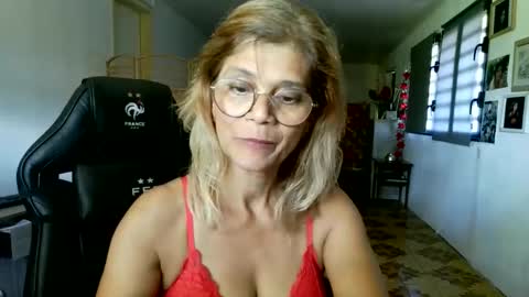 Snapshot of francelune chatting on 14, 2, 2026 francelune online show from 14, 2, 2026