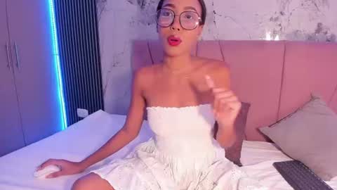 Snapshot of francis_leams chatting on 22, 7, 2026 Laura online show from 22, 7, 2026