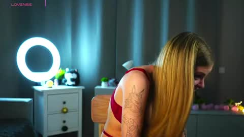 Hey im Olivia im glat to see you in mu room3 online show from 18, 4, 2026