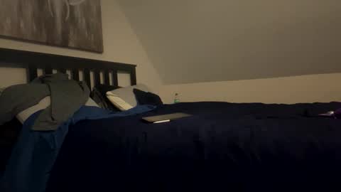 Curious guy showing off online show from 29, 10, 2025