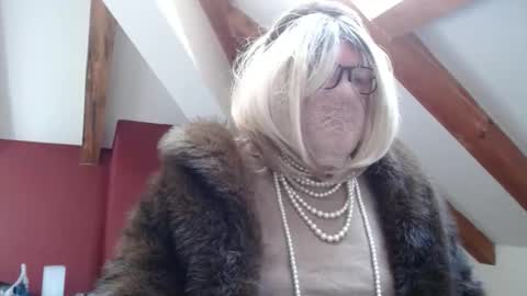 Snapshot of fursdany chatting on 8, 11, 2025 Dany online show from 8, 11, 2025