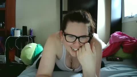 Snapshot of fuzzypeaches87 chatting on 19, 4, 2026 fuzzypeaches87 online show from 19, 4, 2026