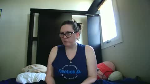 Snapshot of fuzzypeaches87 chatting on 26, 4, 2026 fuzzypeaches87 online show from 26, 4, 2026