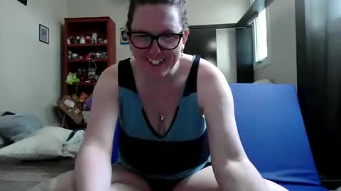 Snapshot of fuzzypeaches87 chatting on 17, 5, 2026 fuzzypeaches87 online show from 17, 5, 2026