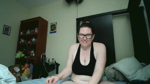 Snapshot of fuzzypeaches87 chatting on 19, 5, 2026 fuzzypeaches87 online show from 19, 5, 2026