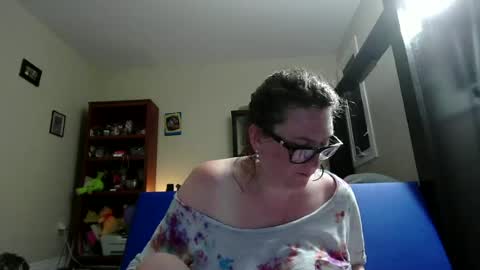 Snapshot of fuzzypeaches87 chatting on 12, 6, 2026 fuzzypeaches87 online show from 12, 6, 2026