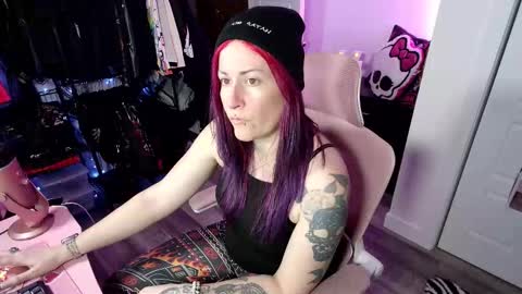 Snapshot of gennyrock chatting on 16, 11, 2025 Genny Rock and online show from 16, 11, 2025