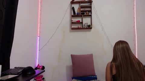 L A U R A online show from 18, 2, 2025