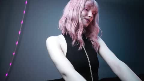        im expecting 350 thumbs up on my altar   online show from 25, 2, 2026