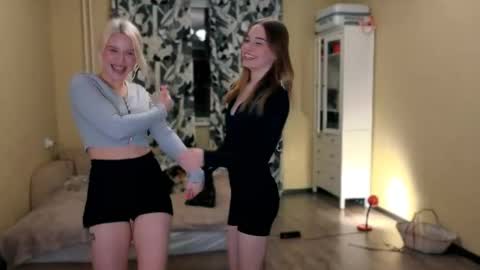 Nicky and Eva go hard  online show from 16, 10, 2025