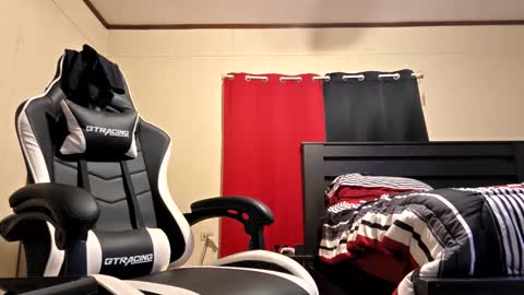 Snapshot of glomightyj chatting on 4, 4, 2026 glomightyj online show from 4, 4, 2026