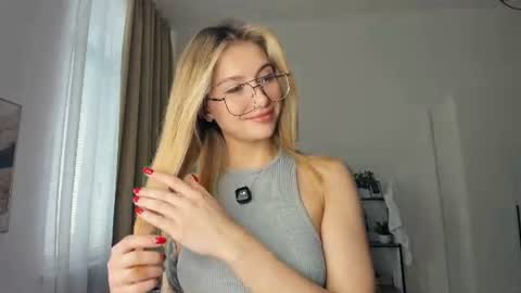 Snapshot of glossybabe_ chatting on 15, 6, 2026 Cherry online show from 15, 6, 2026