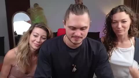 Snapshot of goddess_marylin chatting on 4, 12, 2024 330 UTC2 girls online show from 4, 12, 2024