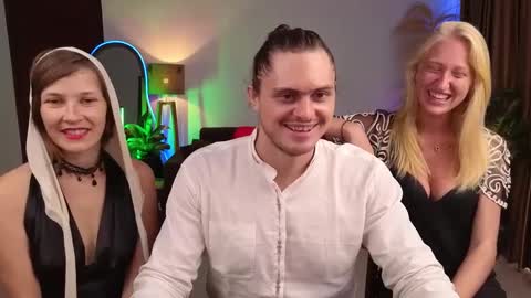 Snapshot of goddess_marylin chatting on 13, 12, 2024 330 UTC2 girls online show from 13, 12, 2024