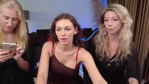 Snapshot of goddess_marylin chatting on 19, 12, 2024 330 UTC2 girls online show from 19, 12, 2024