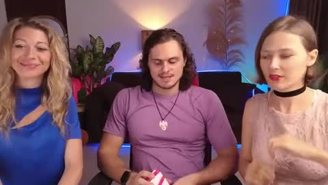 Snapshot of goddess_marylin chatting on 12, 1, 2025 330 UTC2 girls online show from 12, 1, 2025